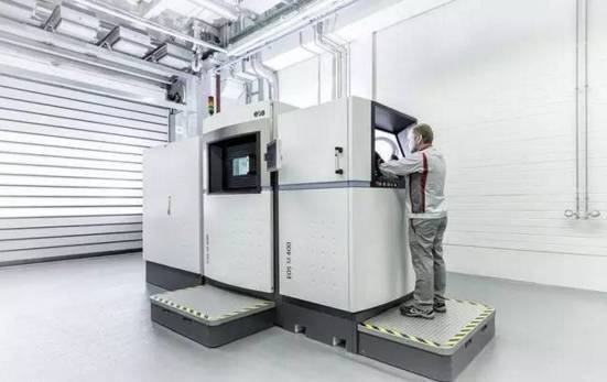 在奥迪智慧工厂,3d列印技术将得到普及,到时候 汽车上的大部分零件都